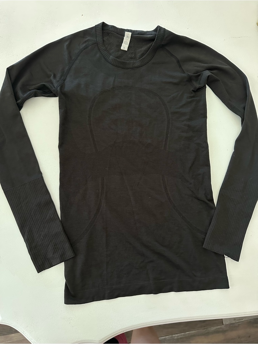 Lululemon Swiftly Tech Long Sleeve Crew 
Black/black size 6